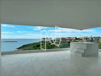 SALÃO COM VISTA FRONTAL PARA O MAR