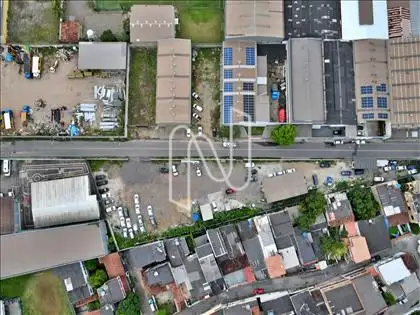 AVENIDA PASSANDO AO LADO