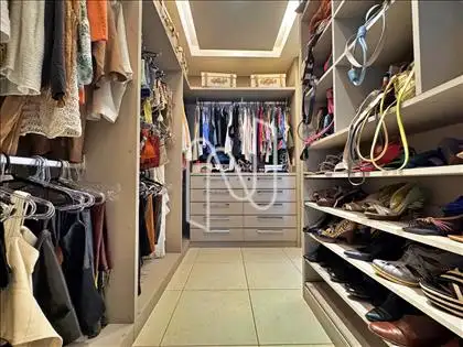 AMPLO CLOSET