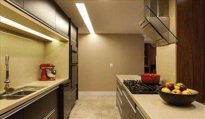 Cozinha americana com ilha.