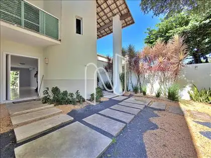 FACHADA FRONTAL / JARDIM