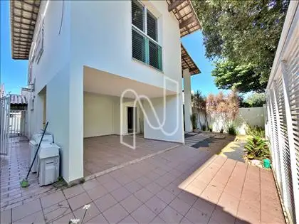 FACHADA FRONTAL / JARDIM