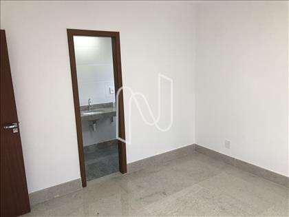 SUÍTE E VISÃO DA ENTRADA DO BANHEIRO