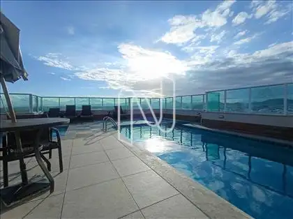 Piscinas infantil e adulta na cobertura 