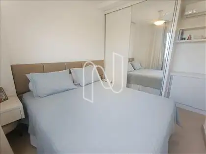 Suíte ampla e com móveis planejados