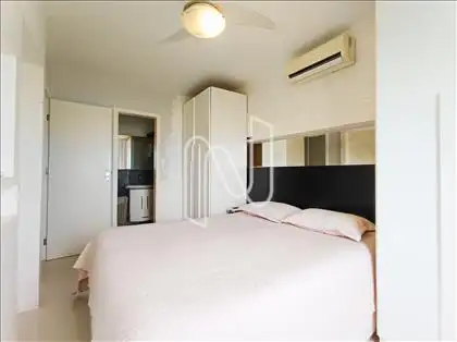 Suíte bem iluminada e climatizada 
