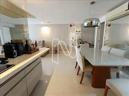 Sala ampla e com excelente acabamento