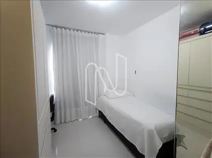Quarto amplo e com móveis planejados 