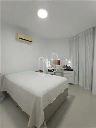 Quarto amplo e com móveis planejados 