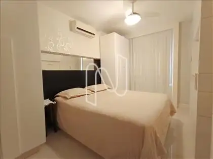 Suíte ampla e com móveis planejados 