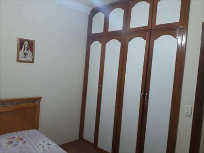 Quarto de solteiro com armário