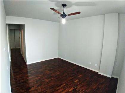 sala com ventilador de teto