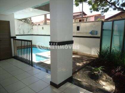 Piscina com deck