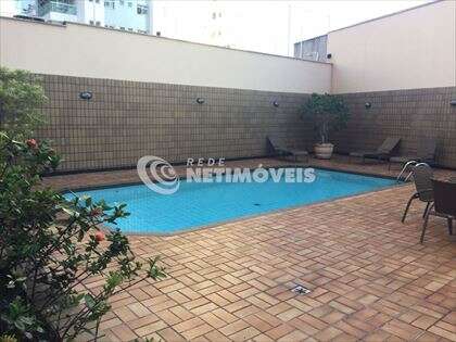 Lazer no prédio com piscina