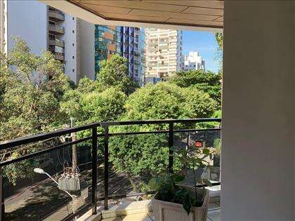 Varanda ampla, rua arborizada