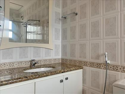 Banheiro da suíte com ventilação natural