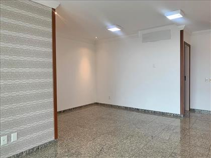 Sala ampla e bem iluminada
