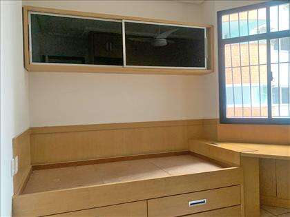 Quarto 2 com armários