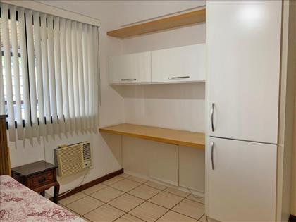 Quarto 3 com armários