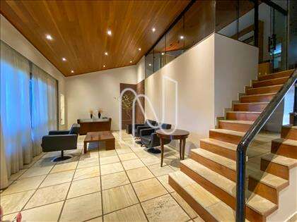  Sala com pé direito alto