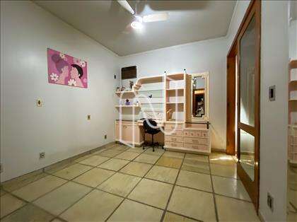  1º Quarto com armários e closet.
