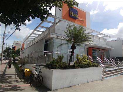 Próximo a banco