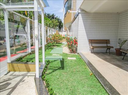 Entrada com jardim