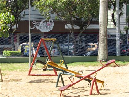 Próximo a praça