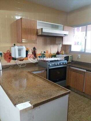 Cozinha ampla e montada