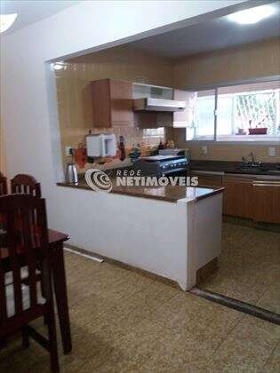 sala ampla com acesso a cozinha