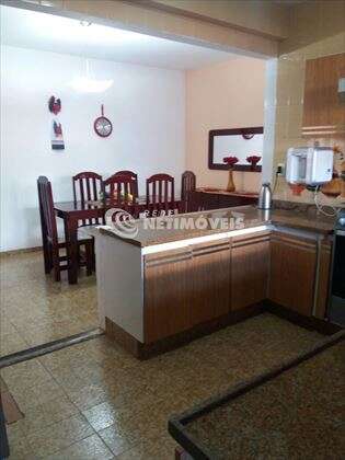 Cozinha ampla e montada