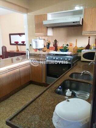 Cozinha ampla e montada