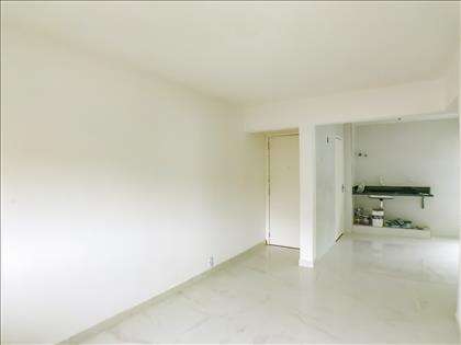 Sala com piso em porcelanato