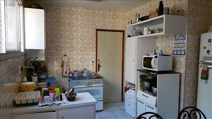 Cozinha ampla e clara
