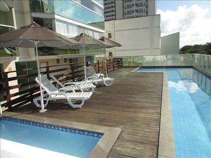 Piscina com deck