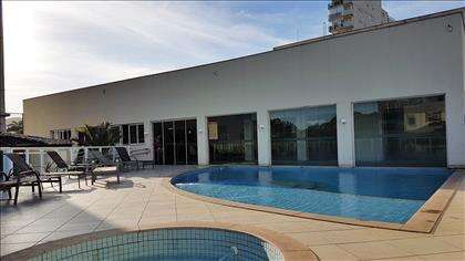 Piscinas ao livre, ao fundo aquecida/academia