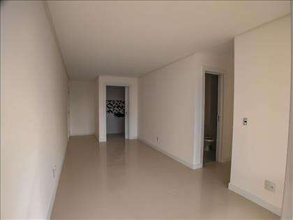 Sala com piso em porcelanato