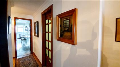 Hall de acesso a cozinha e quartos à direita
