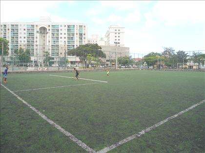 Próximo a praça