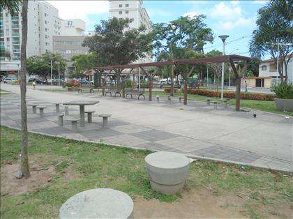 Próximo a praça