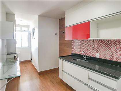 Cozinha com revestimento bancada em granito