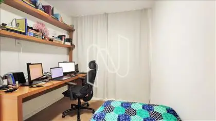 Quarto c/ bancada de estudos.
