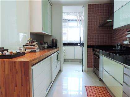 Cozinha com área de serviço