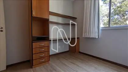 Quarto 1 com armários.  