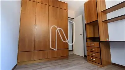 Quarto 1 com armários.   
