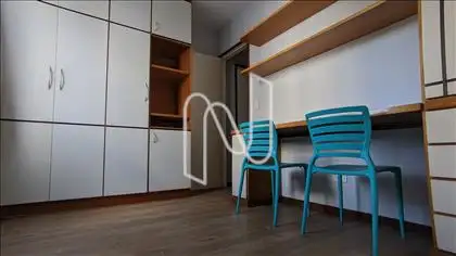 Quarto 2 com armários.    