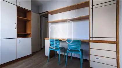 Quarto 2 com armários.   