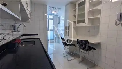 Cozinha com armários.   