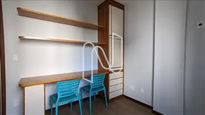 Quarto 2 com armários.    