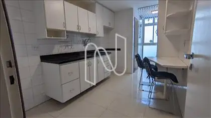 Cozinha com armários.  